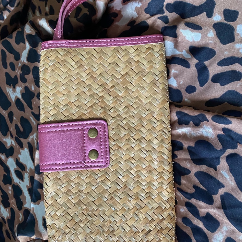 Pink Roxy Clutch - Picture 4 of 4